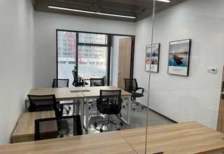 黄浦区扭曲圆管景观雕塑